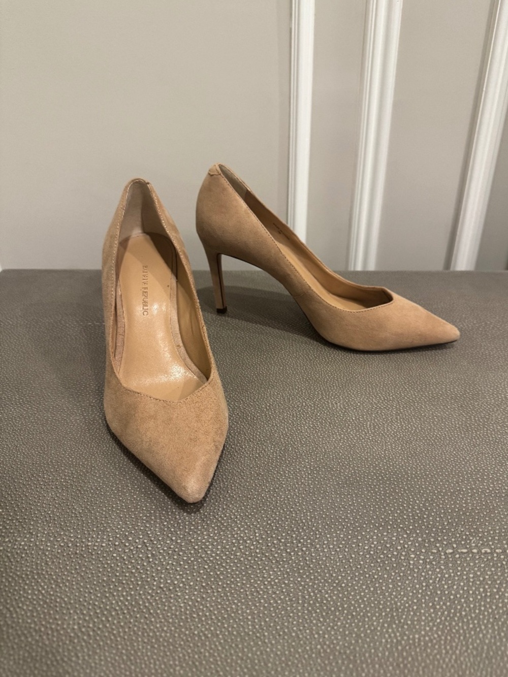 Banana Republic Tan Beige Suede Pointed Toe High Heel Pumps Size 7